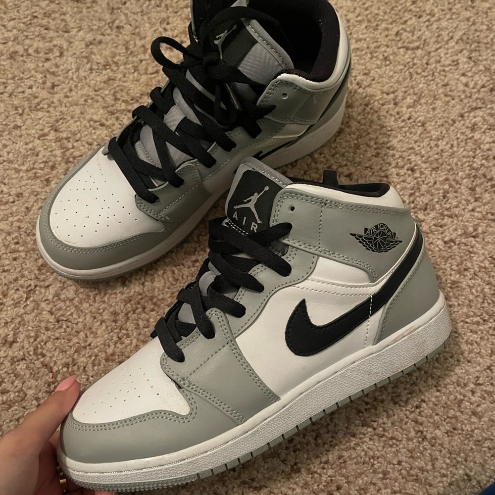 Jordan 1 Mid Light Smoke Grey
